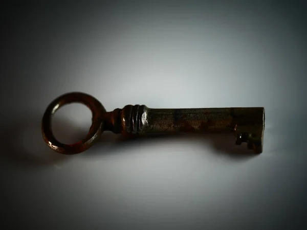 Zlatý Klíč Izolovaný Bílém Pozadí Starý Rezavý Klíč Dveří Starožitný — Stock fotografie