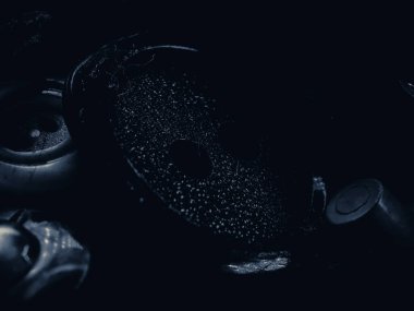 Düğmelerin gri tonlu fotoğrafı. Çeşitli yedek kıyafet düğmeleri koleksiyonu. Makro. DOF