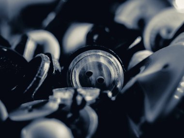 Düğmelerin gri tonlu fotoğrafı. Çeşitli yedek kıyafet düğmeleri koleksiyonu. Makro. DOF