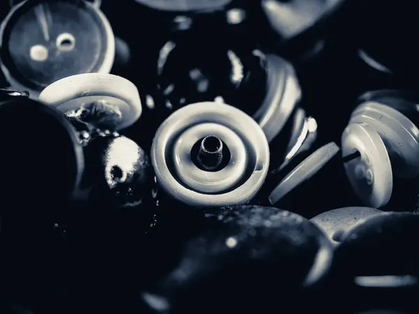 Grayscale Φωτογραφία Των Κουμπιών Συλλογή Από Διάφορα Κουμπιά Ανταλλακτικών Ρούχων — Φωτογραφία Αρχείου