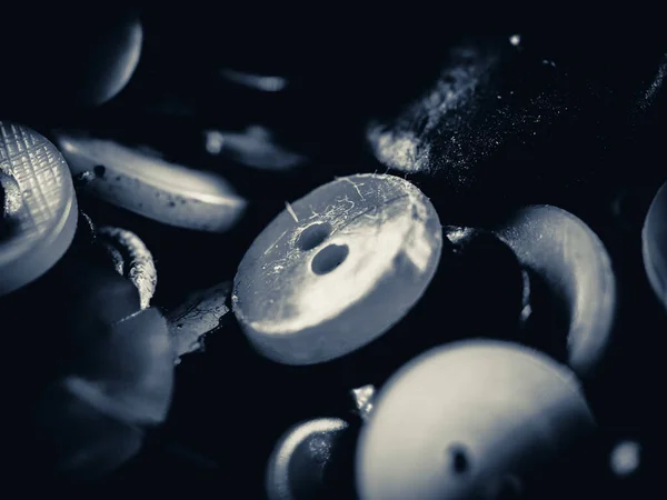 Grayscale Φωτογραφία Των Κουμπιών Συλλογή Από Διάφορα Κουμπιά Ανταλλακτικών Ρούχων — Φωτογραφία Αρχείου