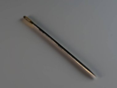 Beyaz bir arkaplan dikmek için iğne. DOF, seçici odaklanma