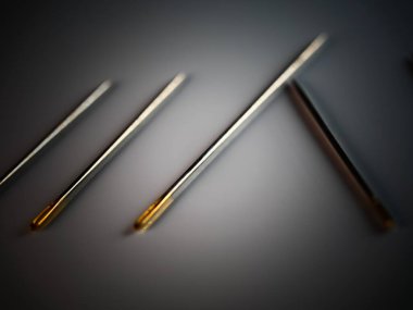 Beyaz bir arkaplan dikmek için iğne. DOF, seçici odaklanma