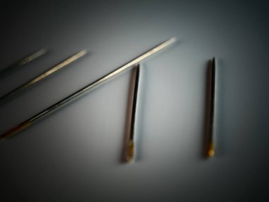 Beyaz bir arkaplan dikmek için iğne. DOF, seçici odaklanma