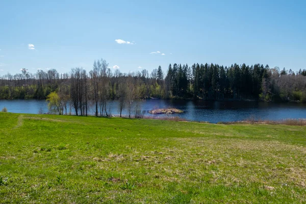 Paesaggio Campagna Con Prato Verde Cielo Blu Sopra Semplice Campagna — Foto Stock