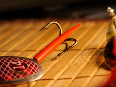 Eski ahşap bir masada balık tutma ekipmanları. Spor ve eğlence konsepti. Seçici odaklanma. Makro