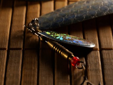 Eski ahşap bir masada balık tutma ekipmanları. Spor ve eğlence konsepti. Seçici odaklanma. Makro