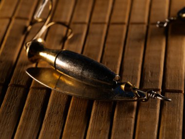 Eski ahşap bir masada balık tutma ekipmanları. Spor ve eğlence konsepti. Seçici odaklanma. Makro