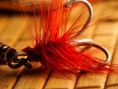 Eski ahşap bir masada balık tutma ekipmanları. Spor ve eğlence konsepti. Seçici odaklanma. Makro