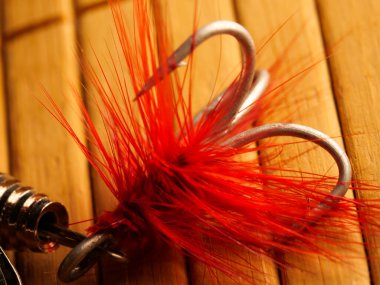 Eski ahşap bir masada balık tutma ekipmanları. Spor ve eğlence konsepti. Seçici odaklanma. Makro