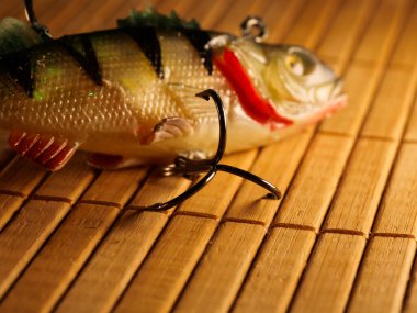 Eski ahşap bir masada balık tutma ekipmanları. Spor ve eğlence konsepti. Seçici odaklanma. Makro