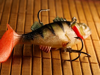 Eski ahşap bir masada balık tutma ekipmanları. Spor ve eğlence konsepti. Seçici odaklanma. Makro