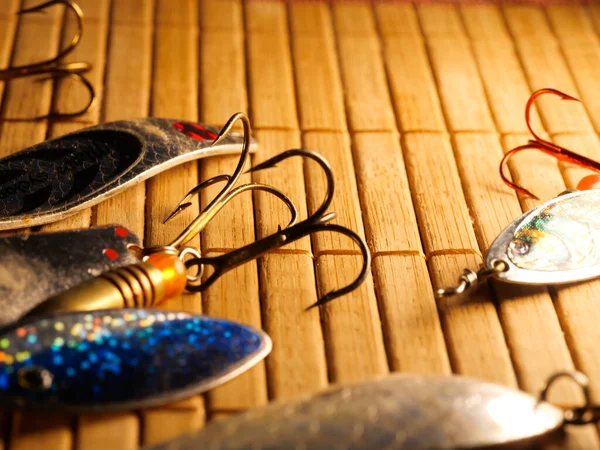 古い木製のテーブルの上の漁具 スポーツとレクリエーションの概念 選択的フォーカス マクロ — ストック写真