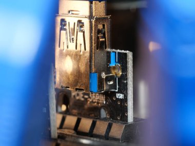 Video kartıyla madencilik için Riser. Madencilik çiftliği almak için bir cihaz. Madencilik kurulu. Video kartı bağlamak için mikro devre. Seçici odaklanma. Makro.