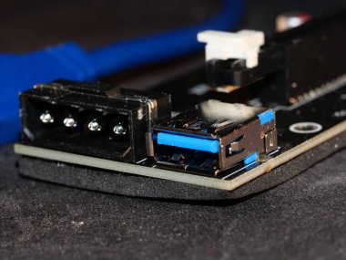 Video kartıyla madencilik için Riser. Madencilik çiftliği almak için bir cihaz. Madencilik kurulu. Video kartı bağlamak için mikro devre. Seçici odaklanma. Makro.