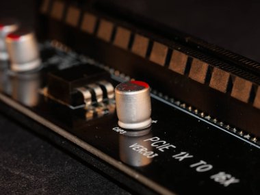 Video kartıyla madencilik için Riser. Madencilik çiftliği almak için bir cihaz. Madencilik kurulu. Video kartı bağlamak için mikro devre. Seçici odaklanma. Makro.