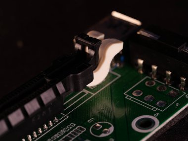 Video kartıyla madencilik için Riser. Madencilik çiftliği almak için bir cihaz. Madencilik kurulu. Video kartı bağlamak için mikro devre. Seçici odaklanma. Makro.