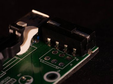 Video kartıyla madencilik için Riser. Madencilik çiftliği almak için bir cihaz. Madencilik kurulu. Video kartı bağlamak için mikro devre. Seçici odaklanma. Makro.