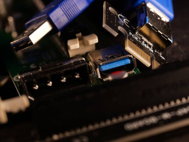 Video kartıyla madencilik için Riser. Madencilik çiftliği almak için bir cihaz. Madencilik kurulu. Video kartı bağlamak için mikro devre. Seçici odaklanma. Makro.