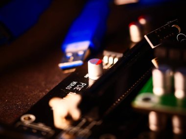 Video kartıyla madencilik için Riser. Madencilik çiftliği almak için bir cihaz. Madencilik kurulu. Video kartı bağlamak için mikro devre. Seçici odaklanma. Makro.