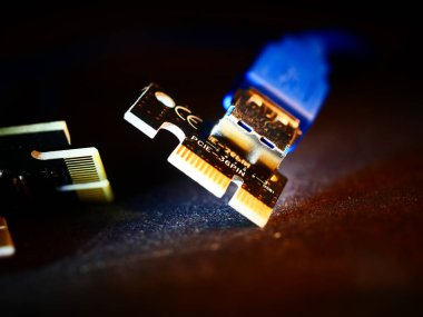 Video kartıyla madencilik için Riser. Madencilik çiftliği almak için bir cihaz. Madencilik kurulu. Video kartı bağlamak için mikro devre. Seçici odaklanma. Makro.