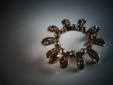 Siyah üzerine izole edilmiş inci broşu, elmaslar, seçici odak, DOF, makro, beyaz arka plan