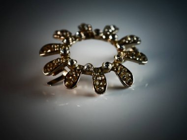 Siyah üzerine izole edilmiş inci broşu, elmaslar, seçici odak, DOF, makro, beyaz arka plan