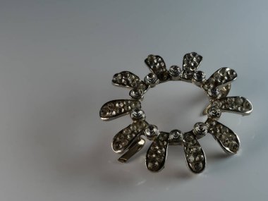 Siyah üzerine izole edilmiş inci broşu, elmaslar, seçici odak, DOF, makro, beyaz arka plan