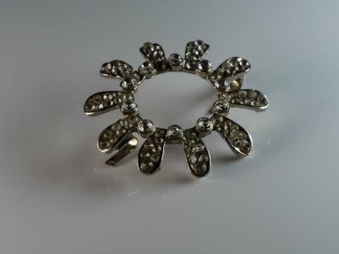 Siyah üzerine izole edilmiş inci broşu, elmaslar, seçici odak, DOF, makro, beyaz arka plan