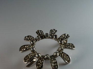 Siyah üzerine izole edilmiş inci broşu, elmaslar, seçici odak, DOF, makro, beyaz arka plan