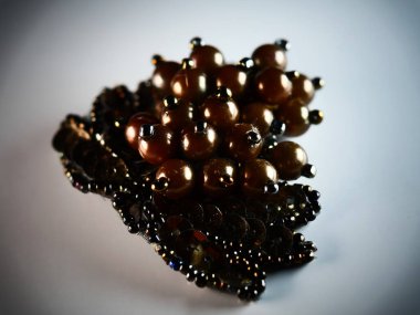 Siyah üzerine izole edilmiş inci broşu, elmaslar, seçici odak, DOF, makro, beyaz arka plan