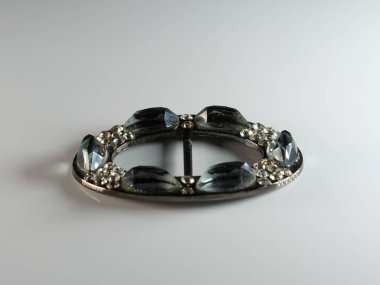 Siyah üzerine izole edilmiş inci broşu, elmaslar, seçici odak, DOF, makro, beyaz arka plan