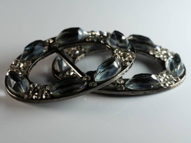 Siyah üzerine izole edilmiş inci broşu, elmaslar, seçici odak, DOF, makro, beyaz arka plan