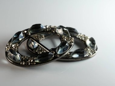 Siyah üzerine izole edilmiş inci broşu, elmaslar, seçici odak, DOF, makro, beyaz arka plan