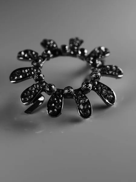 Broche Avec Perles Isolées Sur Fond Noir Avec Diamants Focus — Photo