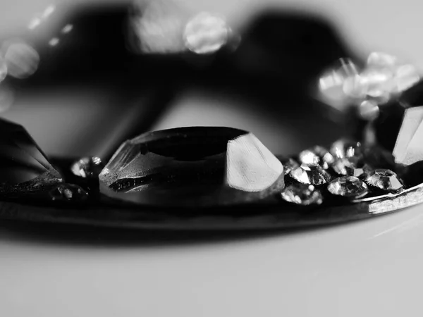 Broche Com Pérolas Isoladas Preto Com Diamantes Foco Seletivo Dof — Fotografia de Stock