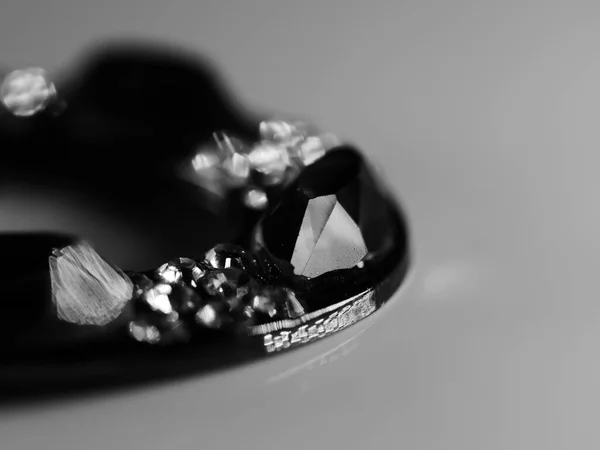 Broche Com Pérolas Isoladas Preto Com Diamantes Foco Seletivo Dof — Fotografia de Stock