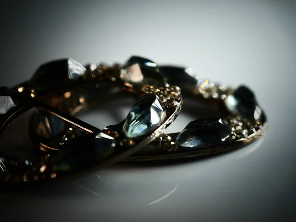 Broche Con Perlas Aisladas Negro Con Diamantes Enfoque Selectivo Dof — Foto de Stock