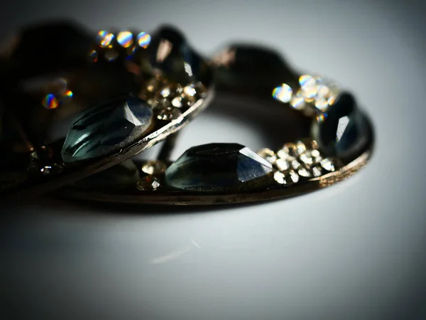 Broche Com Pérolas Isoladas Preto Com Diamantes Foco Seletivo Dof — Fotografia de Stock