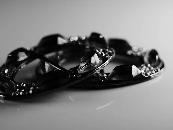 Broche Con Perlas Aisladas Negro Con Diamantes Enfoque Selectivo Dof — Foto de Stock