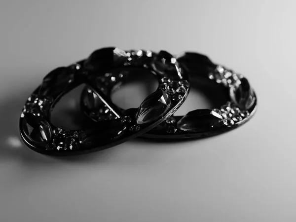带有珍珠的胸针 黑色孤立 有钻石 有选择的焦点 Dof 白色背景 — 图库照片