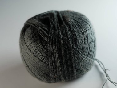 Beyaz arka planda iplik yumağı. Seçici odaklanma. Makro.