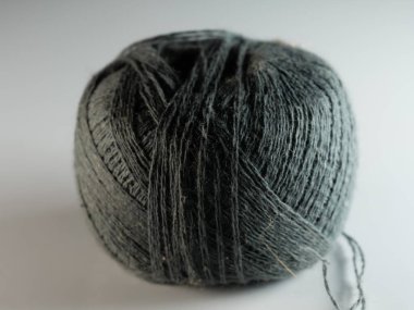 Beyaz arka planda iplik yumağı. Seçici odaklanma. Makro.