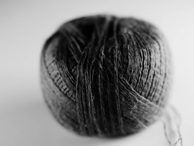 Beyaz arka planda iplik yumağı. Seçici odaklanma. Makro.