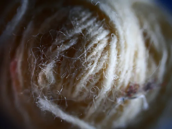 Kula Garn Vit Bakgrund Selektivt Fokus Makro — Stockfoto