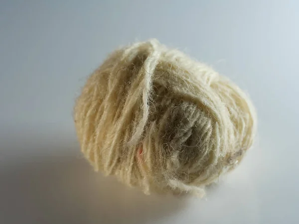 Мяч Пряжи Белом Фоне Выборочный Фокус Макро — стоковое фото