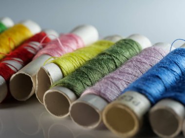 İplik dikme çok renkli arkaplan yakın plan, seçici odak, makro