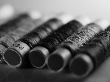 İplik dikme çok renkli arkaplan yakın plan, seçici odak, makro