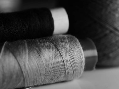 İplik dikme çok renkli arkaplan yakın plan, seçici odak, makro