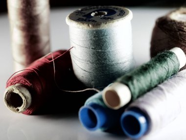 İplik dikme çok renkli arkaplan yakın plan, seçici odak, makro